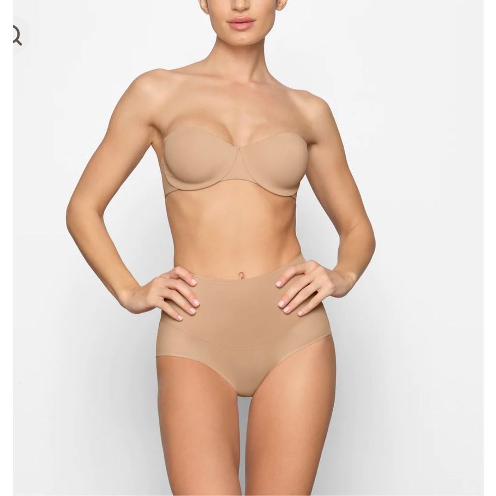 SKIMS Smoothing Strapless Bra in Clay Size 42DDD